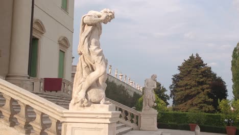 Staues-at-Venetian-villa,-Palladio-style,-Vicenza,-Italy