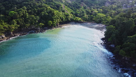 Drohnen-Luftaufnahme-Von-Costa-Ricas-Natürlichem-Meereslandschafts-Dschungelgrünwald-Im-Zentralamerikanischen-Urlaubsziel