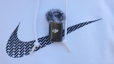 DJI-Osmo-Pocket-3-Kabelloses-Mikrofon-Angeschlossen-Und-Am-Kapuzenpullover-Befestigt