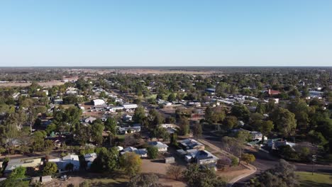 Drone-Sobrevolando-Propiedades-Privadas-En-Una-Pequeña-Ciudad-Rural-De-Australia