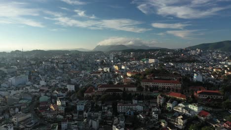 Ciudad-De-Dalat-O-Da-Lat,-Panorama-Aéreo-De-Vietnam-En-Una-Hermosa-Mañana-Soleada