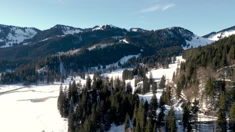 Fesselnde-Drohnenaufnahme-Der-Winterberge-In-Den-Bayerischen-Alpen,-Deutschland:-Schneebedeckte-Landschaft-In-Der-Nähe-Des-Spitzingsees,-Alpine-Majestät-Von-Oben
