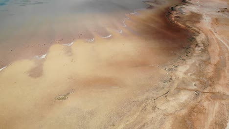 Atemberaubende-Luftaufnahme-Der-Wunderschön-Gefärbten-Sandlagune-Auf-Der-Insel-Sokotra-Im-Jemen