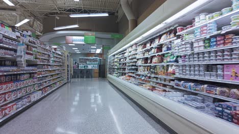 Paseo-Pov-Por-Un-Supermercado-Americano-Con-Productos-Frescos-Y-Pago-En-Segundo-Plano.