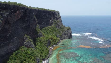 Luftaufnahme-Der-Massiven-Klippe-Am-Cabo-Samaná-Neben-Dem-Strand-Playa-Frontón-In-Der-Nähe-Von-Las-Galeras-In-Der-Dominikanischen-Republik