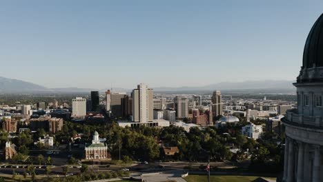 Luftaufnahme,-Die-Zeigt,-Wie-Nahe-Das-Utah-Capitol-Gebäude-An-Der-Innenstadt-Von-Salt-Lake-City-Liegt