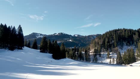 Cautivadora-Vista-Aérea-De-Las-Montañas-Invernales-En-Los-Alpes-Bávaros,-Alemania:-Paisaje-Cubierto-De-Nieve-Cerca-Del-Lago-Spitzingsee,-Majestuosidad-Alpina-Desde-Arriba