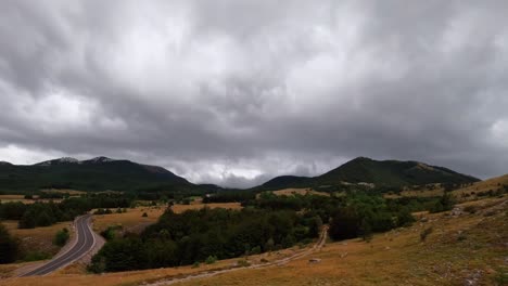 Kroatien,-Aussichtspunkt-Kubus-Ura,-Episches-Zeitraffervideo,-Während-Die-Wolken-über-Den-Gipfel-Des-Velebit-Ziehen