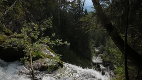 Inclinación-Sobre-La-Cascada-De-Vallesinella-Y-El-Paisaje,-Madonna-Di-Campiglio,-Trentino-Alto-Adige,-Italia