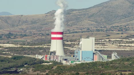 Central-Eléctrica-De-Carbón-Torres-De-Refrigeración-Que-Emiten-Humo-Vapor-Día-Soleado-Cerrar