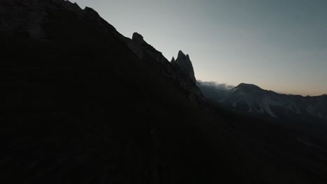 Fliegende-FPV-Drohnen-In-Den-Bergen-Der-Italienischen-Alpen,-Dolomiten