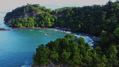 Malerische-Luftaufnahme-Der-Küstenlinie-Von-Costa-Rica,-Mittelamerika,-Reiseziel,-Drohne,-Die-Sich-Dem-Paradiesstrand-Nähert