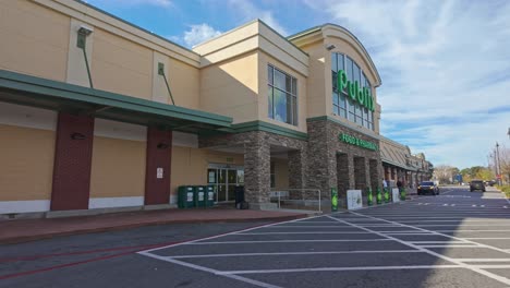 Pov-approaching-shot-of-publix-super-market-building-in-atlanta-city-at-sunny-day,-usa