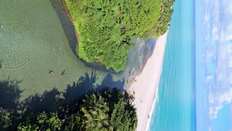 Vertikale-Aufnahme-Von-Tourismusstränden-Und-Fluss-In-Los-Patos,-Barahona,-Dominikanische-Republik