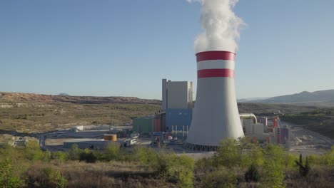 Central-Eléctrica-De-Carbón-Con-Torres-De-Refrigeración-Que-Emiten-Humo-Vapor-Día-Soleado