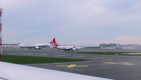 Flugzeuge-Der-Türkischen-Fluggesellschaft-Rollen-Auf-Der-Landebahn-Des-Flughafens-Istanbul-–-POV-Aus-Dem-Passagierfenster