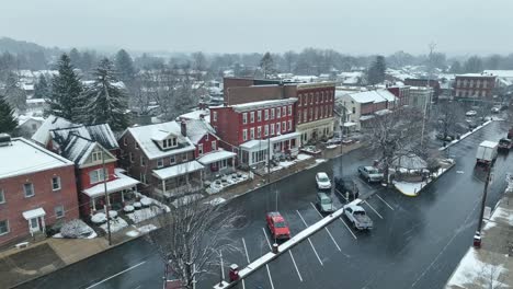 Ráfagas-De-Nieve-Sobre-La-Plaza-De-La-Ciudad-Americana-Durante-El-Invierno