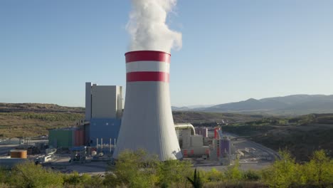 Kühltürme-Eines-Kohlekraftwerks,-Die-Rauch-Und-Dampf-Ausstoßen,-Sonniger-Tag