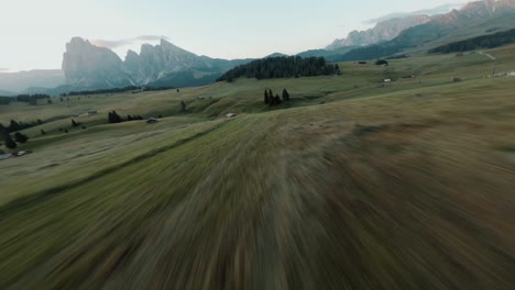 Cinematic-flying-with-FPV-drone-in-the-Italian-alps,-Dolomites
