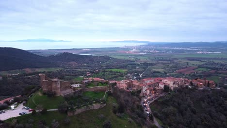 Drone-En-El-Castillo-De-Scarlino,-Toscana,-Italia