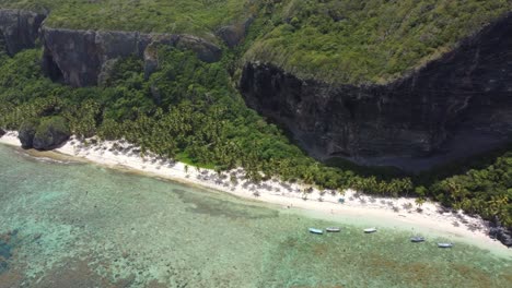 Luftaufnahme-Der-Paradiesischen-Küste-Am-Strand-Playa-Frontón-In-Der-Nähe-Von-Las-Galeras-In-Der-Dominikanischen-Republik