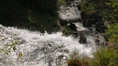Der-Wasserfall-Am-Vallesinella-Wasserfall-Mit-Fokuswechsel,-Fokusrampe,-Madonna-Di-Campiglio,-Trentino-Südtirol,-Italien