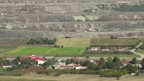 Antiguo-Campo-Minado-Masivo-Abierto-De-Lignito-Junto-Al-Pueblo-Día-Soleado-Plano-Medio