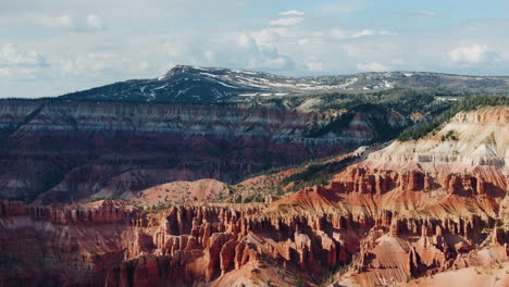 Drone-shot-tilting-over-rocky-shapes-of-Bryce-Canyon-national-park,-in-sunny-USA
