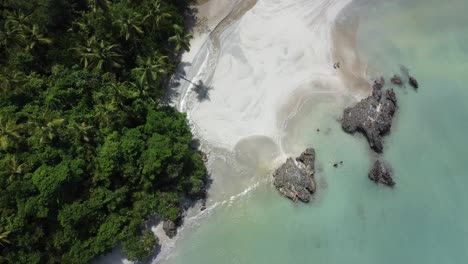 Luftaufnahme-Von-Touristen,-Die-Am-Malerischen-Strand-Playa-Bonita-In-Der-Stadt-Las-Terrenas-In-Der-Dominikanischen-Republik-Ein-Bad-Nehmen