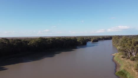 Luftaufnahme-Eines-Flusses-Mit-Toten-Bäumen-Darin-Und-Einer-Kleinen-Australischen-Landstadt