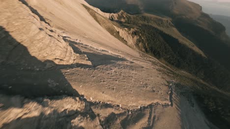 Filmisches-Fliegen-Mit-Einer-FPV-Drohne-In-Den-Italienischen-Alpen,-Dolomiten