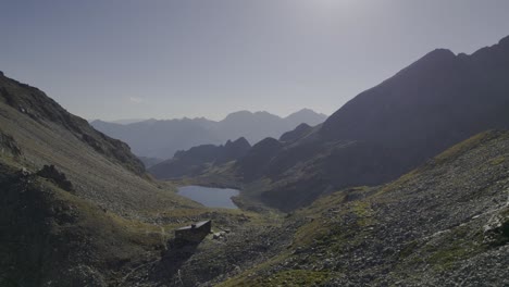 Un-Dron-Captura-El-Nuevo-Edelrauthütte-O-Puente-De-Hielo-Escalonado-Del-Refugio-Al-Atardecer-En-Los-Alpes-De-Zillertal-En-Tirol-Del-Sur