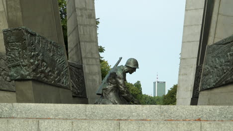 Nahaufnahme-Der-Soldatenstatue-Am-Pomnik-Chwała-Saperom-Mit-Detaillierter-Handwerkskunst