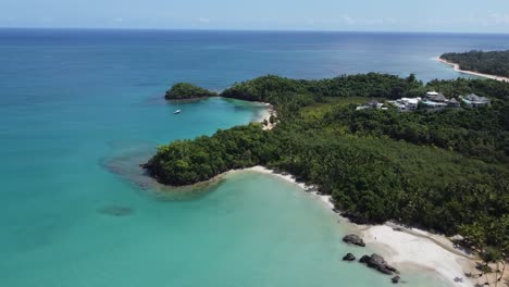 Luftaufnahme-Von-Playa-Bonita-Und-Playa-Escondida-An-Der-Malerischen-Küste-Der-Halbinsel-Samaná-In-Der-Dominikanischen-Republik