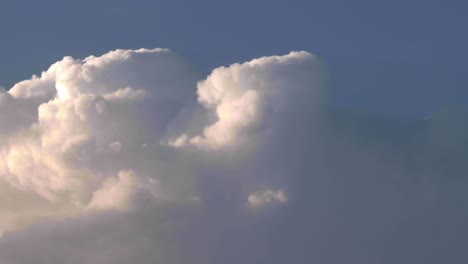 Nubes-Ondulantes,-Cumulonembus-Creciendo-Una-Tormenta-Al-Atardecer
