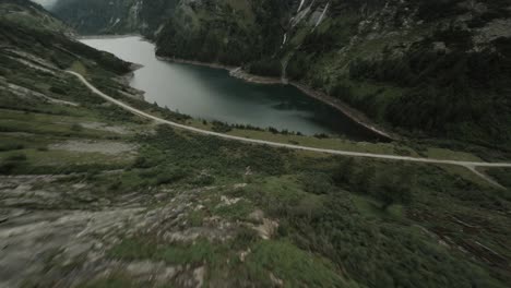 Drones-Fpv-Voladores-En-Las-Montañas-De-Los-Alpes-Italianos,-Dolomitas