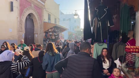 Menschen-Kaufen-Auf-Dem-Marokkanischen-Souk-Medina-Straßenmarkt-Unter-Malerischem-Sonnenlicht-Ein