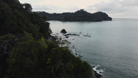 drone-reveals-scenic-landscape-in-Manuel-Antonio-beach,-Costa-Rica