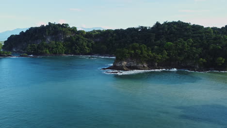 Costa-Rica,-Mittelamerika,-Drohnenaufnahme-Der-Meeresklippe,-Malerisches-Wasserreiseziel