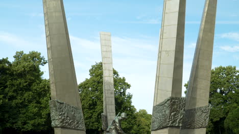 Estatua-De-Un-Soldado-En-Pomnik-Chwała-Saperom,-Varsovia,-Con-Pilares-En-Relieve.
