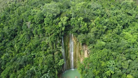 Flug-Zum-Beeindruckenden-Wasserfall-Salto-Limón-In-Der-üppigen-Vegetation-Der-Halbinsel-Samaná-In-Der-Dominikanischen-Republik