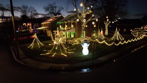 Weihnachtsbeleuchtung-Drohnenhaus-Feiertag-Winter-Abenddämmerung-Festlich