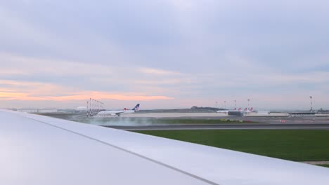 Flugzeug-Der-Türkischen-Fluggesellschaft-Landet-Auf-Der-Landebahn-Bei-Sonnenuntergang-Am-Flughafen-Istanbul---Flugzeugfenster-Aus-Der-Sicht-Des-Passagiers