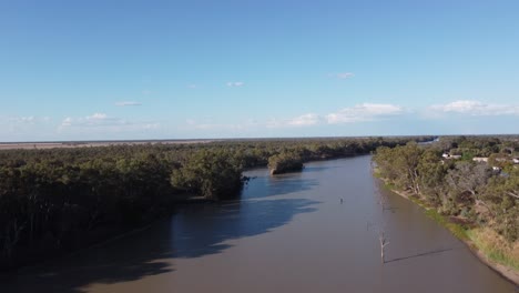 Drone-Volando-Sobre-Un-Río-En-Australia-Cerca-De-Una-Pequeña-Ciudad-Rural