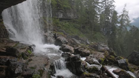 Schwenk-Auf-Den-Wasserfall-Von-Vallesinella-Und-Landschaft-Mit-Wald-Und-Tal,-Madonna-Di-Campiglio,-Trentino-Südtirol,-Italien