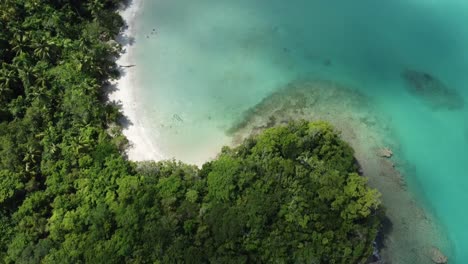 Luftaufnahme-Des-Malerischen-Strandes-Playa-Escondida-In-Der-Stadt-Las-Terrenas-In-Der-Dominikanischen-Republik