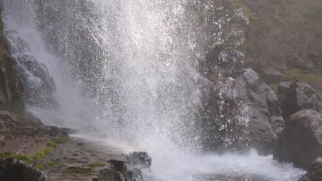 Nahaufnahme-Von-Wassertropfen-Im-Gegenlicht-Am-Wasserfall-Von-Vallesinella-Und-Landschaft,-Madonna-Di-Campiglio,-Trentino-Südtirol,-Italien