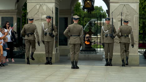 Guards-in-traditional-uniforms-at-the-solemn-Tomb-of-the-Unknown-Soldier-in-Warsaw,-Poland