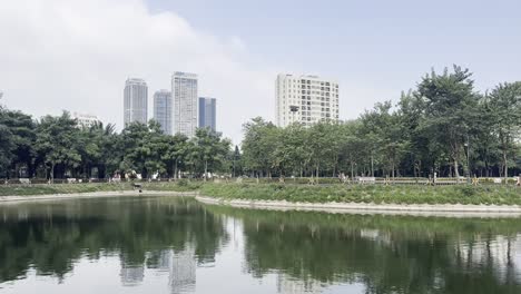 Parque-Y-Lago-En-Hanoi-Vietnam-Con-El-Horizonte-De-La-Ciudad