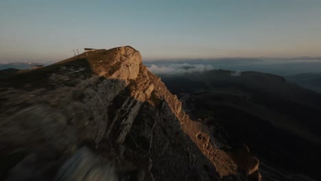 Fliegende-FPV-Drohnen-In-Den-Bergen-Der-Italienischen-Alpen,-Dolomiten